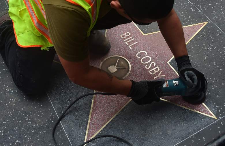 Un trabajador limpia la estrella de Bill Cosby tras haber sido vandalisada  (FREDERIC J. BROWN/AFP/Getty Images)
