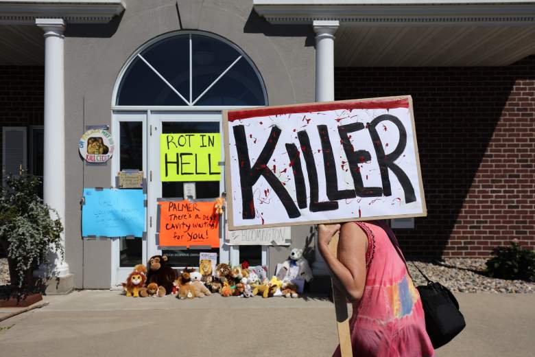 Protestantes congregados a las puertas de la clínica dental del Dr. Walter Palmer. (Getty Images)