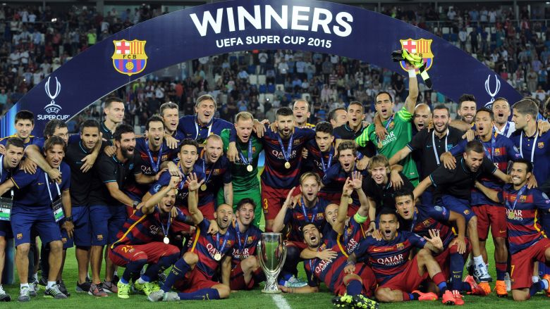 Barcelona celebra su campeonato en la Supercopa de la UEFA 2015. (Getty)