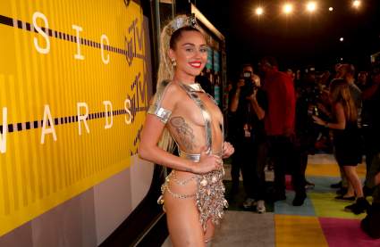 FOTOS-Miley Cyrus Semidesnuda en los MTV Video Music Awards 2015: Los Trajes que Tienes que Ver
