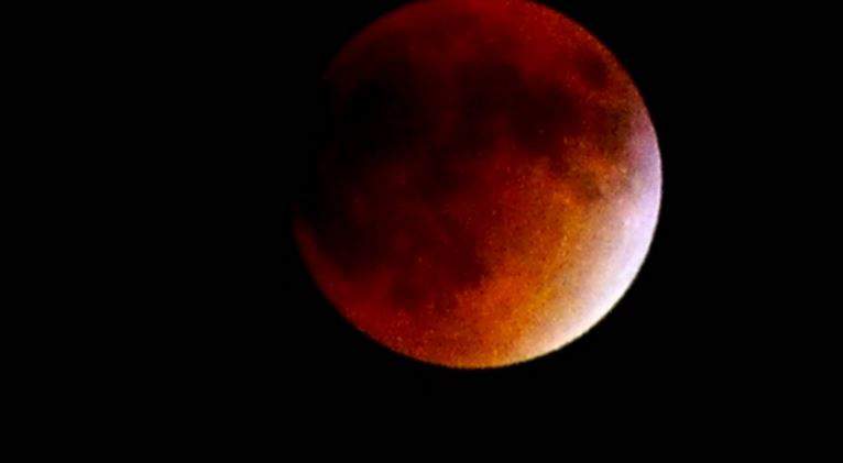 Foto de una transmisión en vivo del eclipse de superluna sangrienta el 27 de septiembre 2015. (Heavy) 