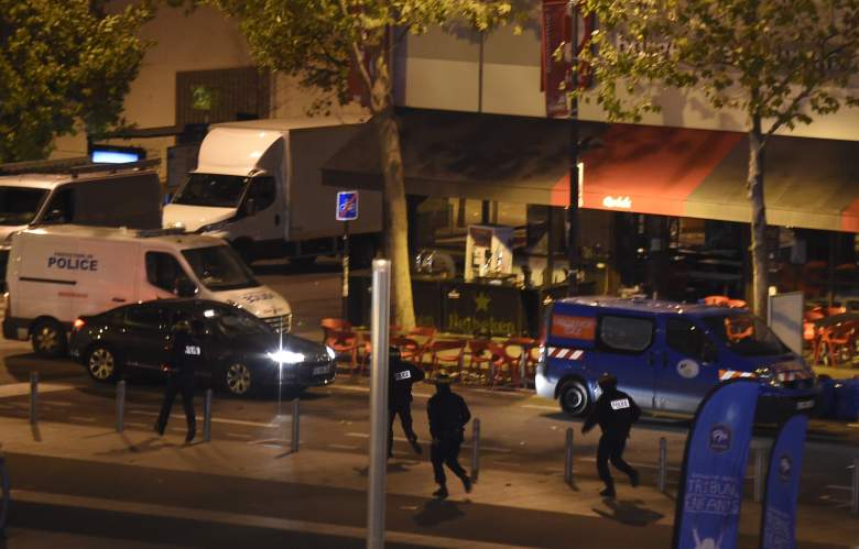 Policía corre afuera del  Stade de France en Saint-Denis, norte de Paris, tras las explosiones y tiroteo. (Getty Images)