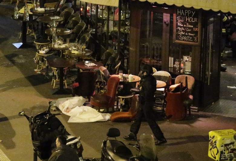 Una víctima sin vida y cubierta con una sabana blanca afuera de un restaurante en Francia, tras  un ataque terrorista. (Getty) 