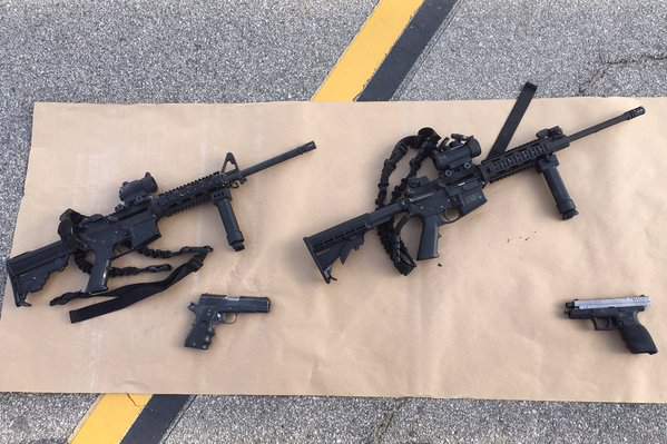 Las armas usadas en el tiroteo de San Bernardino. (Departamento de Policía de San Bernardino)