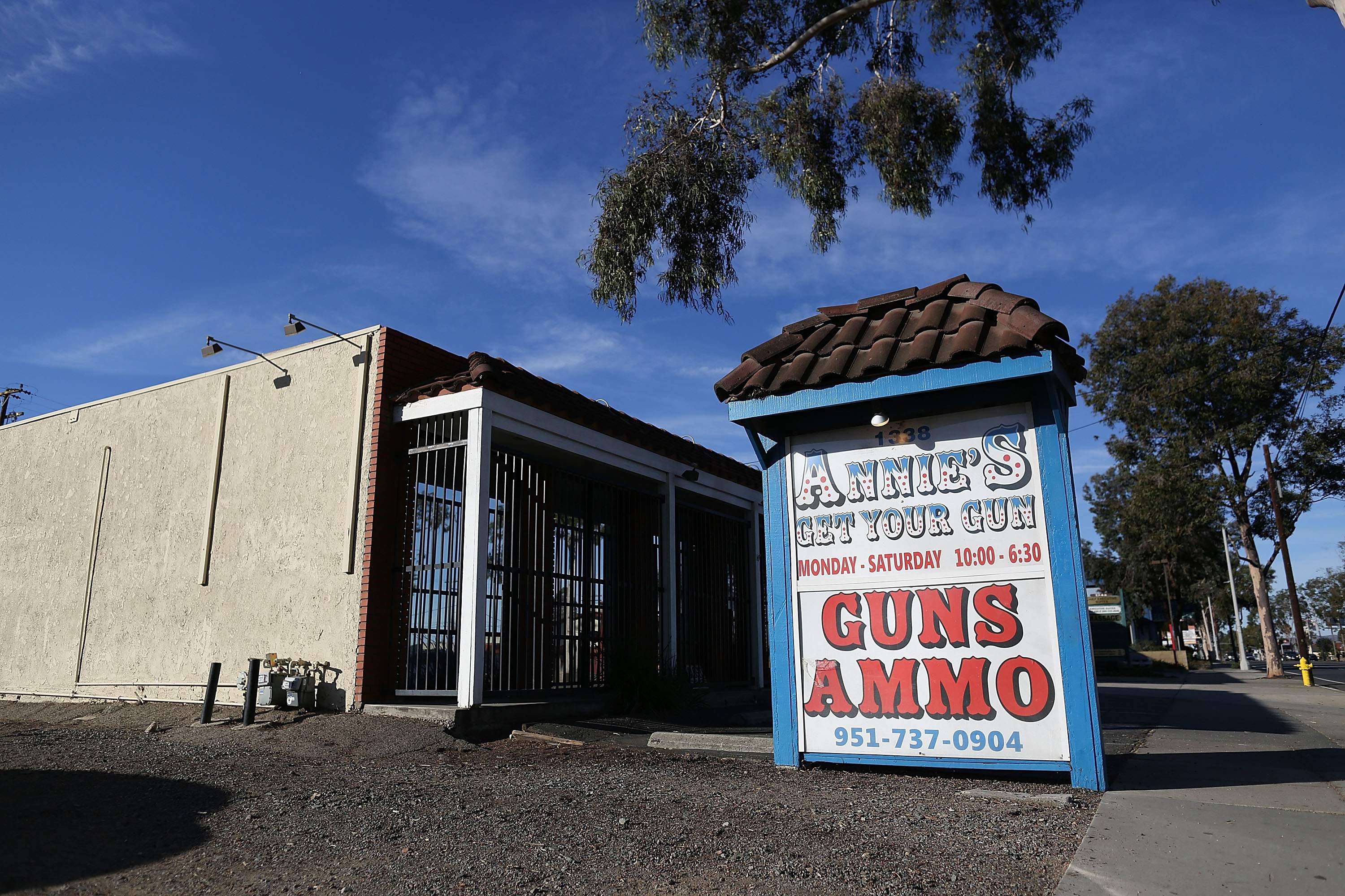 El exterior de la tienda de armas ‘Annie’s Get Your Gun’, donde se informó que Syed Rizwan Farook compro un arma utilizada en el ataque en el Centro Regional del Interior en San Bernardino. (Getty)