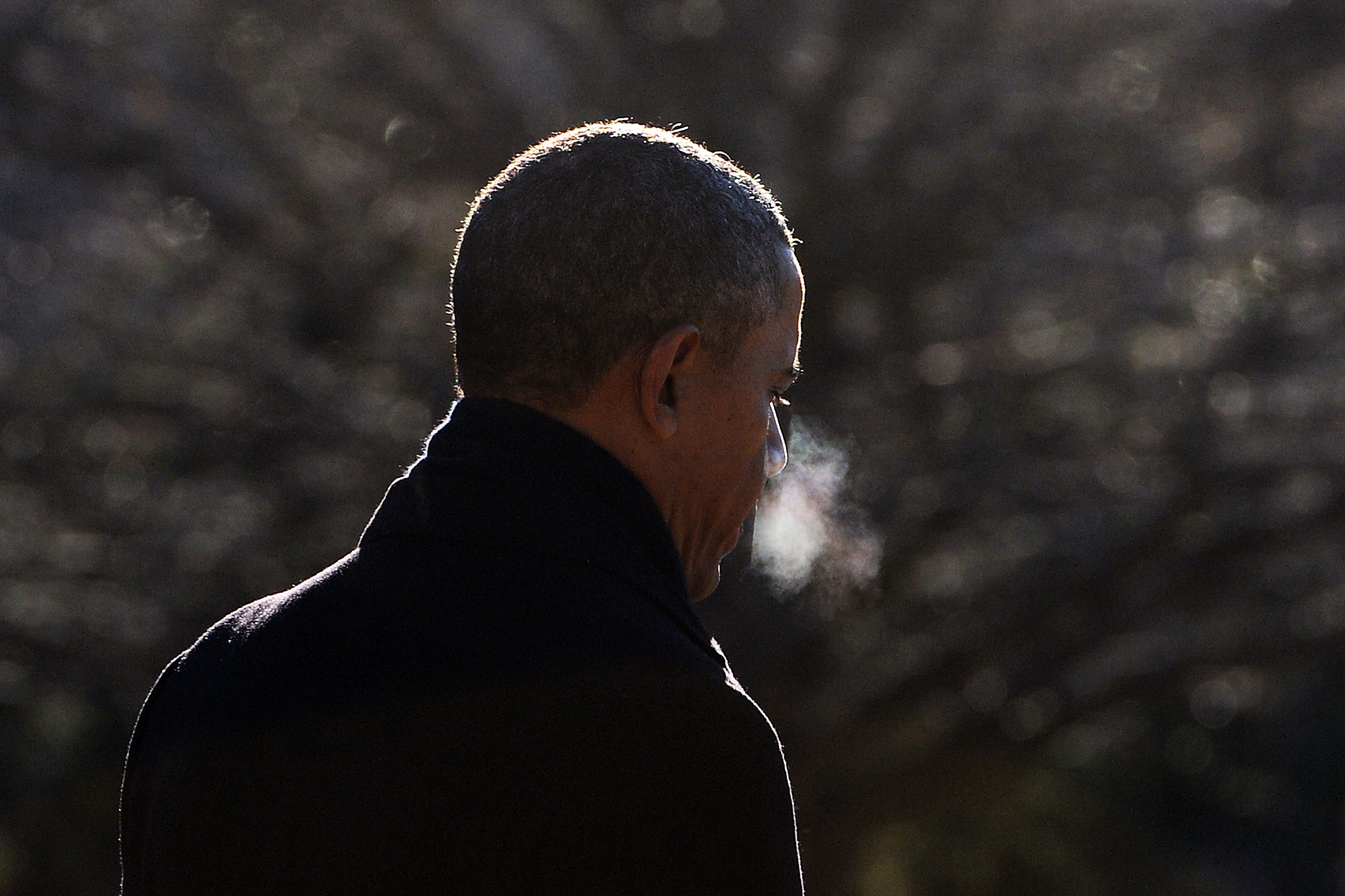 ¿El Presidente sigue fumando? Aquí Barack Obama camina durante una mañana muy fría para abordar el Marine One al salir de la Casa Blanca. (Getty)