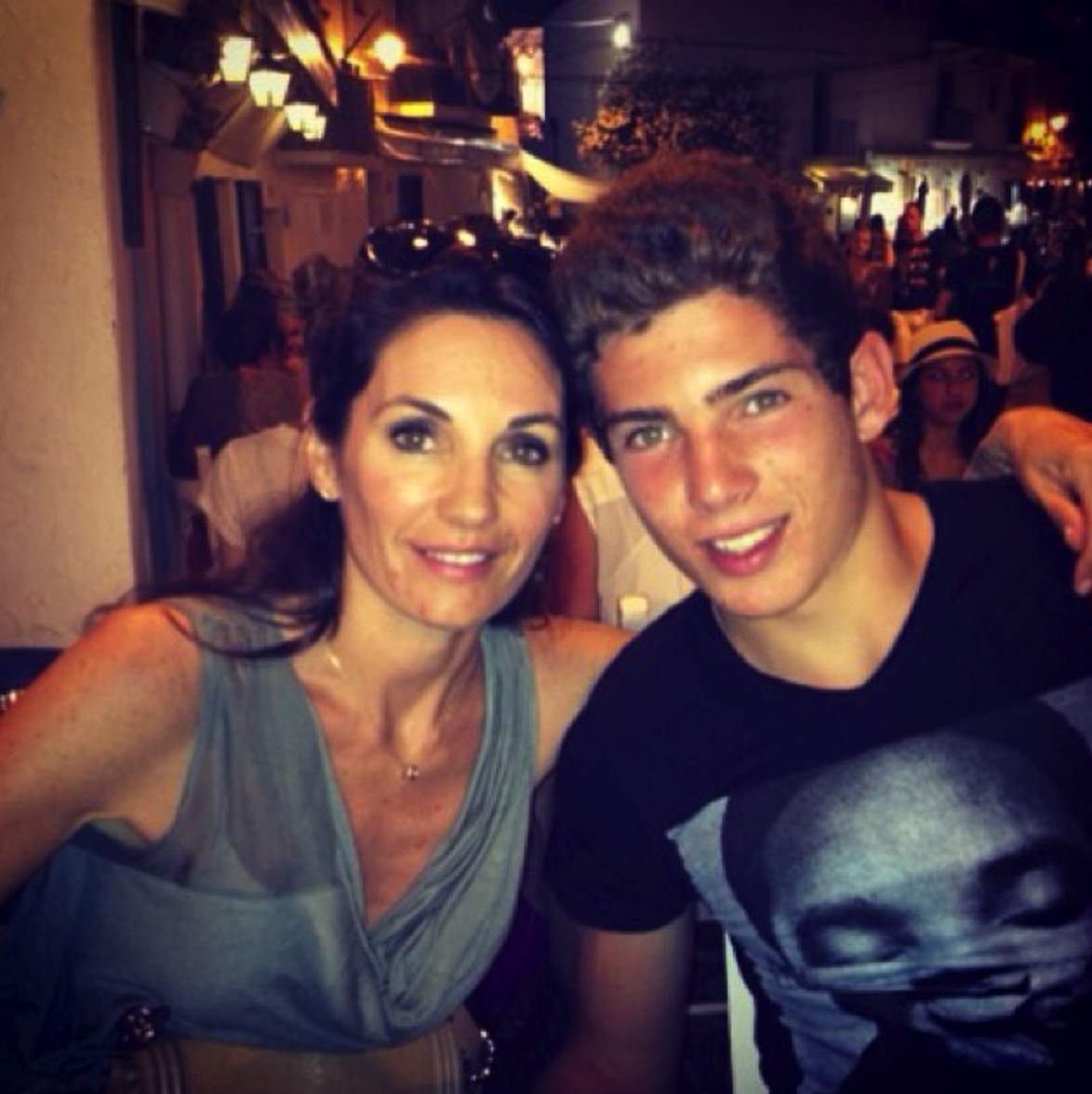 Luca Zidane, en la foto con su mamá, juega portero para separarse de las comparaciones con su padre. (Instagram)