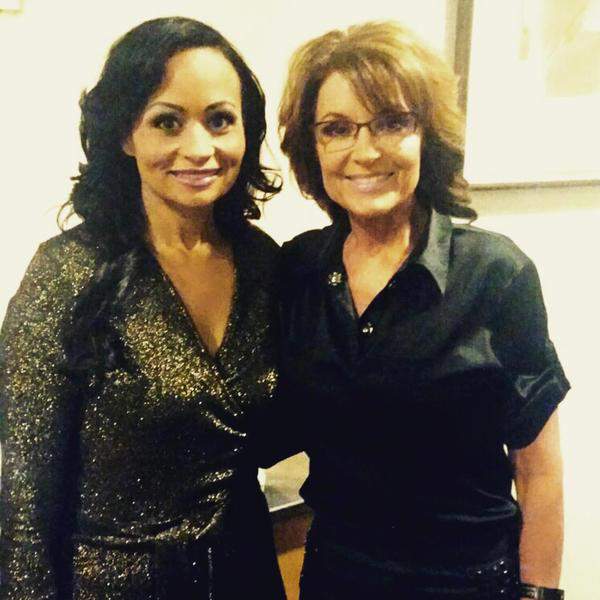 Katrina Pierson con la ex vicepresidente nominada Sarah Palin en 2014. (Twitter)