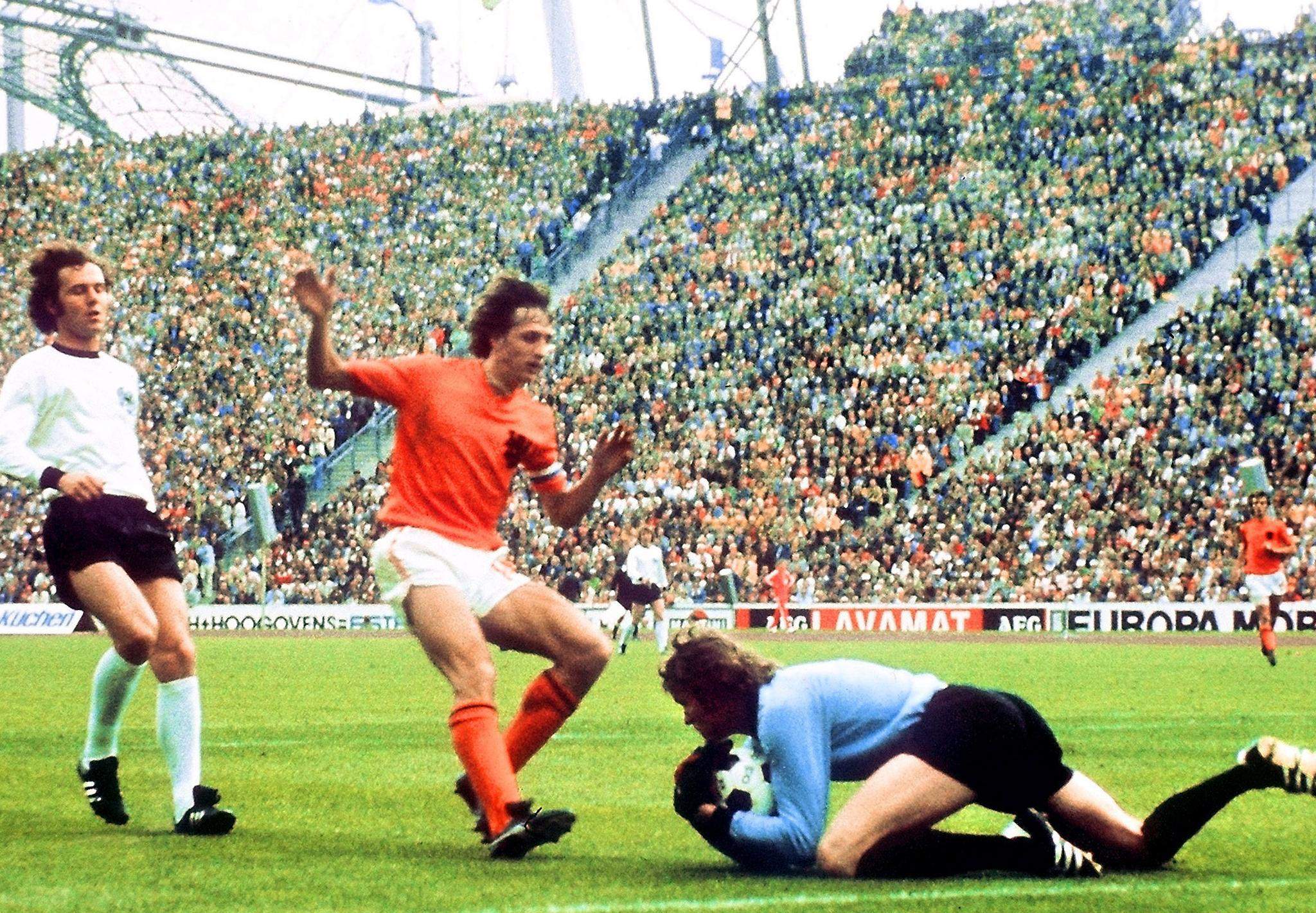 Johan Cruyff en la Copa del Mundo de 1974; a pesar de ser uno de los mejores jugadores del mundo, la leyenda holandesa no jugó en el torneo de 1978. (Getty)