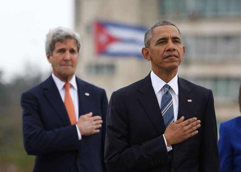 El presidente Barack Obama y John Kerry, quien es el Secretario de Estado  de Estados Unidos, escuchando el himno nacional estadounjdesnde en la Plaza de la Revolución, 21 de marzo (Getty)