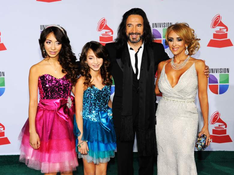 Marco Antonio Solís con su esposa Cristian y sus hijas. (Getty)