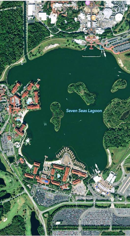 El Gran Floridian (arriba de la foto) se encuentra al pie del lago Seven Seas. 