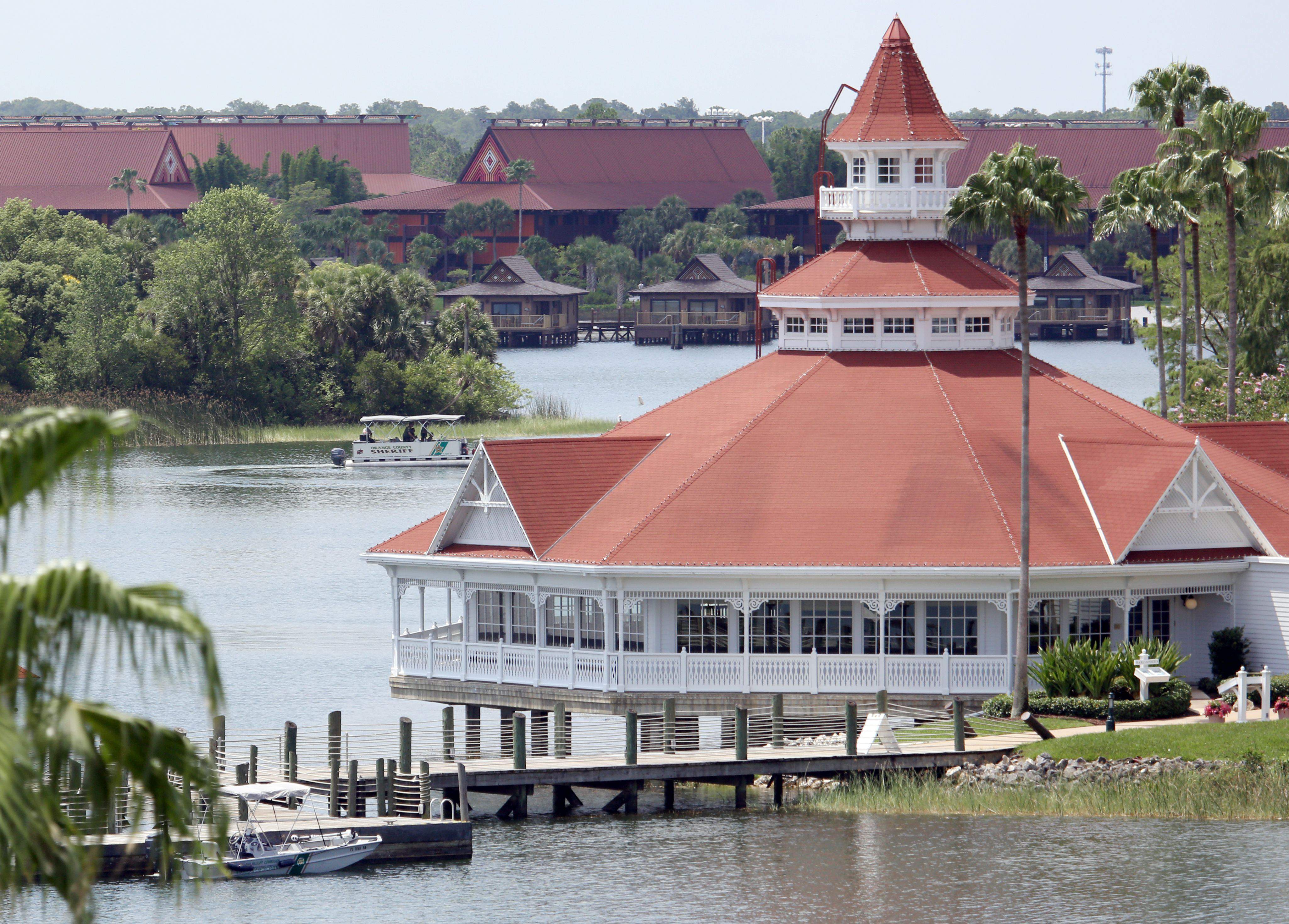 Un barco perteneciente a la Comisión de Conservación de Pesca y Vida Silvestre de Florida está estacionado en un muelle en la Laguna de los Siete Mares fuera de Disney Grand Floridian Resort & Spa, cerca de Orlando, Florida, el 15 de junio de 2016. (Getty)