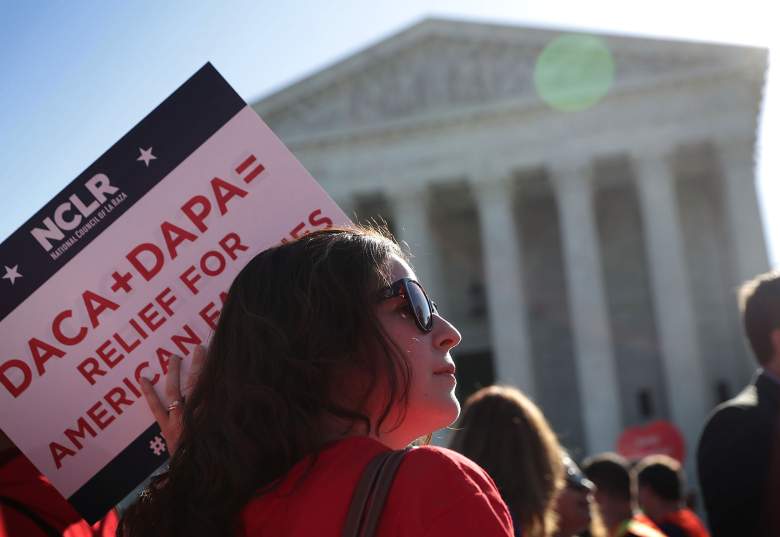 Activista sostiene letrero con las iniciales DACA y DAPA apoyando a los inmigrantes indocumentados afuera de la Corte Suprema en Washington D.C. el 18 de abril 2016. (Getty Images) 