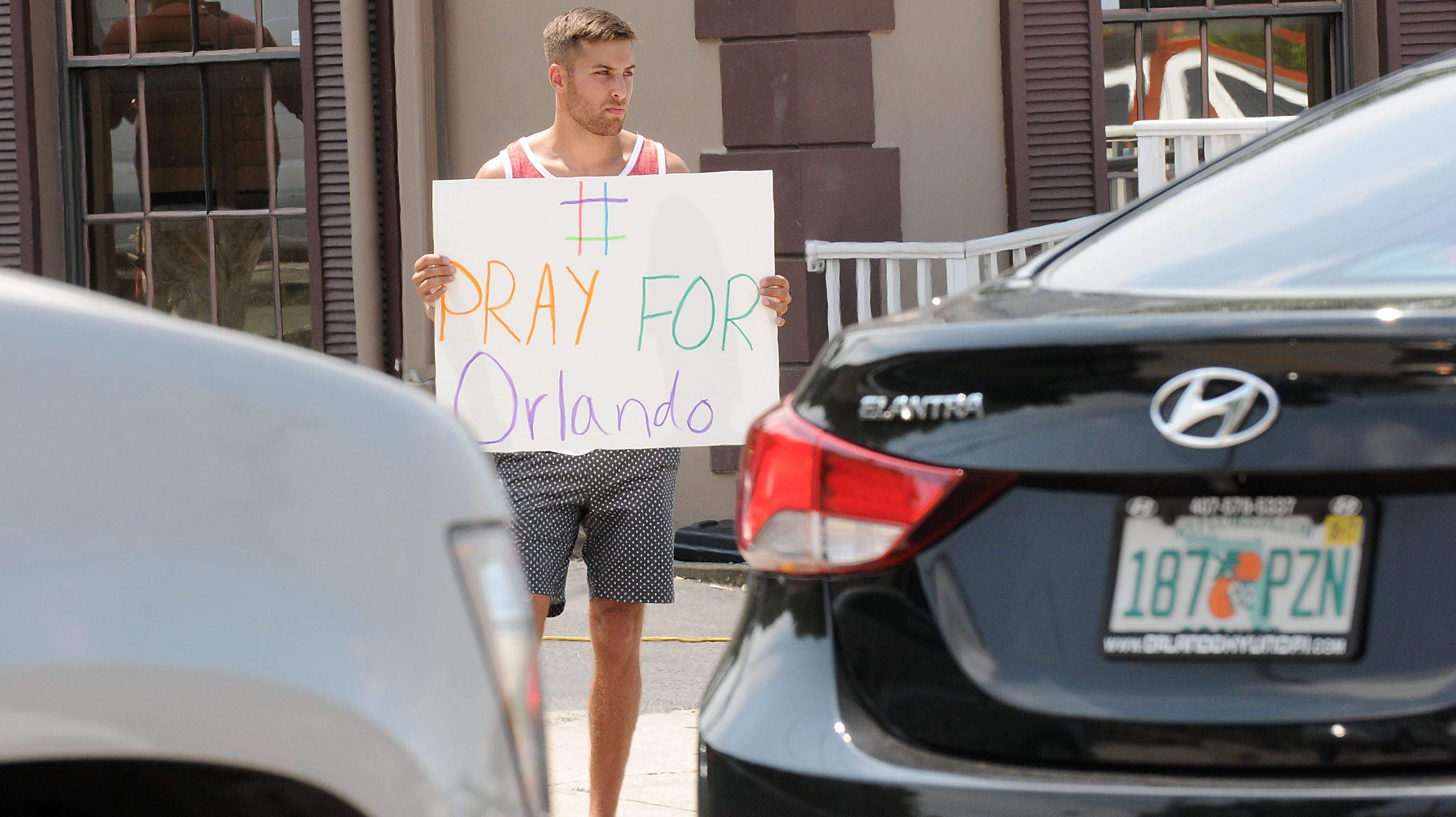 Un hombre tiene un signo de apoyo para las víctimas del ataque terrorista en el Pulse discoteca el 12 de junio de 2016 en Orlando, Florida. (Getty)