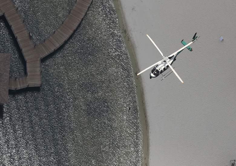 Un helicóptero sobre la laguna para tratar de encontrar Lane. (Getty)