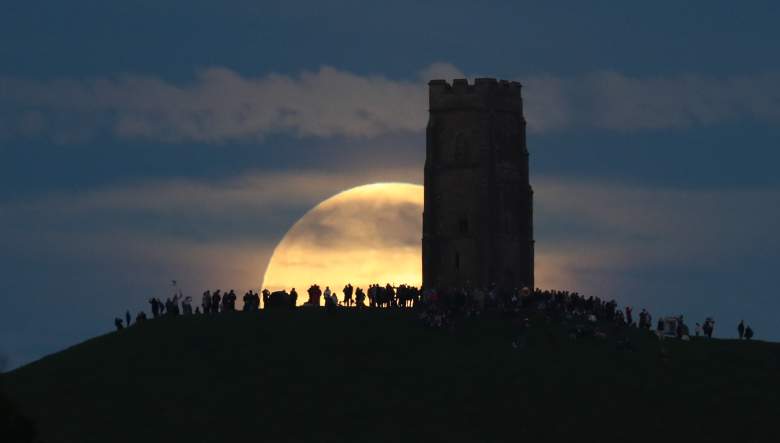 Luna de fresa puede ser vista en Glastonbury Tor, lugar donde se reunieron varias personas para recibir el solsticio en Somerset, Inglaterra, el 20 de junio 2016. (Getty Images)