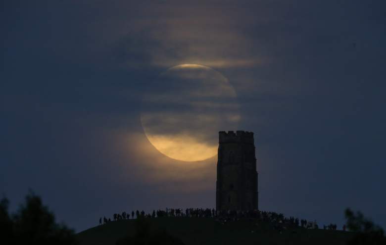 Luna de Fresa puede ser vista en Glastonbury Tor, lugar donde se reunieron varias personas para recibir el solsticio en Somerset, Inglaterra, el 20 de junio 2016. (Getty Images)