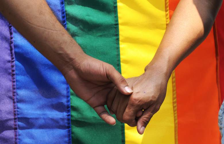 Personas del mismo sexo se toman de la mano afuera del congreso salvadoreño en San Salvador, en 2009. (Getty) 