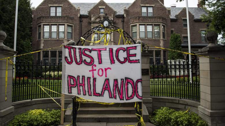 Un letrero que dice "Justicia para Philando", esta pegado con la cinta policial en la entrada de la mansion del gobernador después del tiroteo que mató a un hombre de raza negra el 7 de julio de 2016. (Getty)