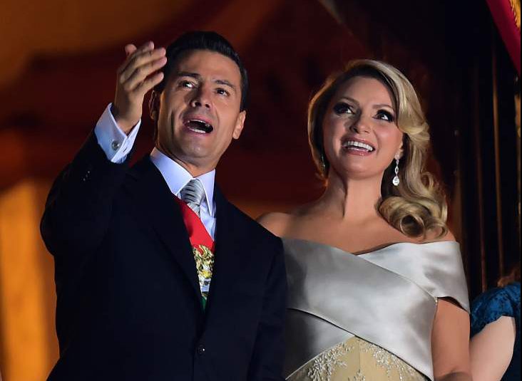 El presidente de México, Enrique Peña Nieto (L) y su esposa la primera dama Angélica Rivera onda (R) en el balcón principal del Palacio Nacional durante las ceremonias llamado "el grito", que marca el inicio de las celebraciones del Día de la Independencia en la Ciudad de México el 16 de septiembre, 2015. (Getty)