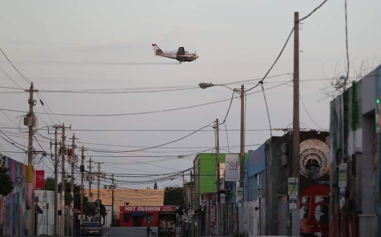 Un avion de pesticida sobre el barrio de Wynwood con la esperanza de controlar y reducir el número de mosquitos . (Getty) 