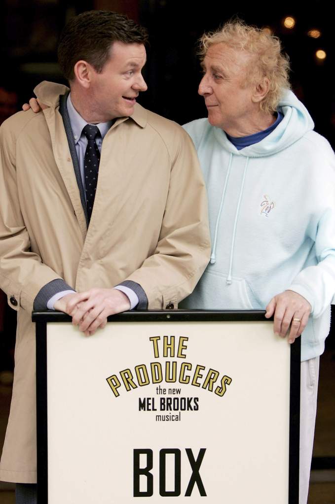 Los actores Gene Wilder y John Gordon Sinclair posaron juntos en los escalones del set de 'The Producers', en el Theatre Royal, Drury Lane, el 6 de junio de 2005 en Londres, Inglaterra.. (Getty)
