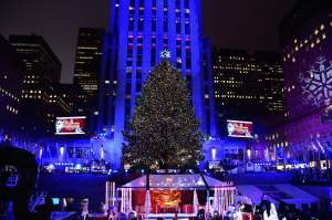 Una vista general de la atmosfera alrededor del Árbol de Navidad del Rockefeller Center en NY 2015. (Theo Wargo/Getty Images)