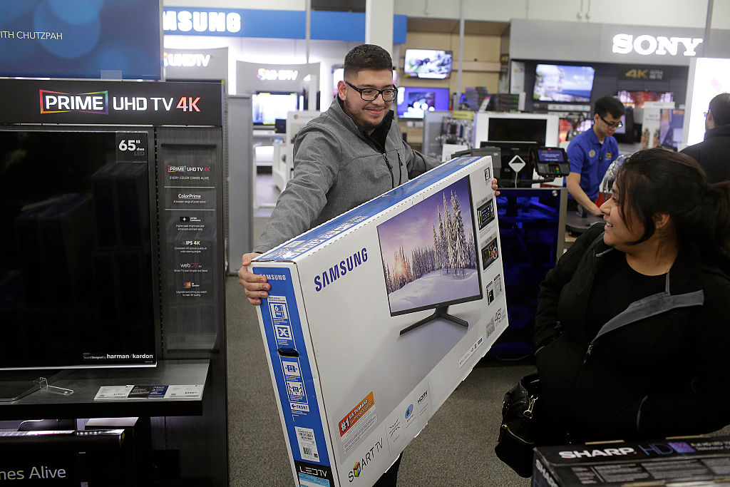 Un cliente toma un televisor de 48 pulgadas en una tienda Best Buy de Illinois en Black Friday de, 2015. Photo by Joshua Lott/Getty Images)