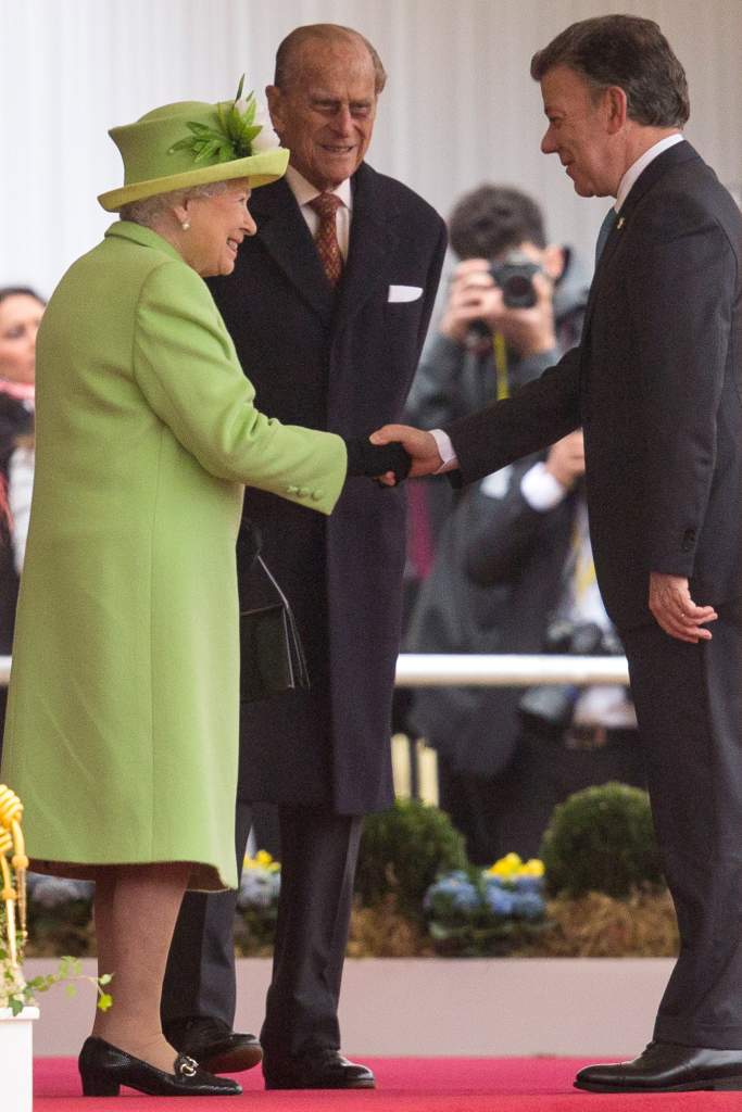 El príncipe Felipe de Gran Bretaña, el duque de Edimburgo, la primera dama de Colombia María Clemencia de Santos, la reina británica Elizabeth II y el presidente colombiano Juan Manuel Santos. (Getty)