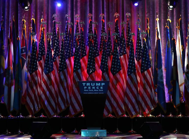 El escenario de donde Donald Trump hablará la noche de las elecciones. (Getty)