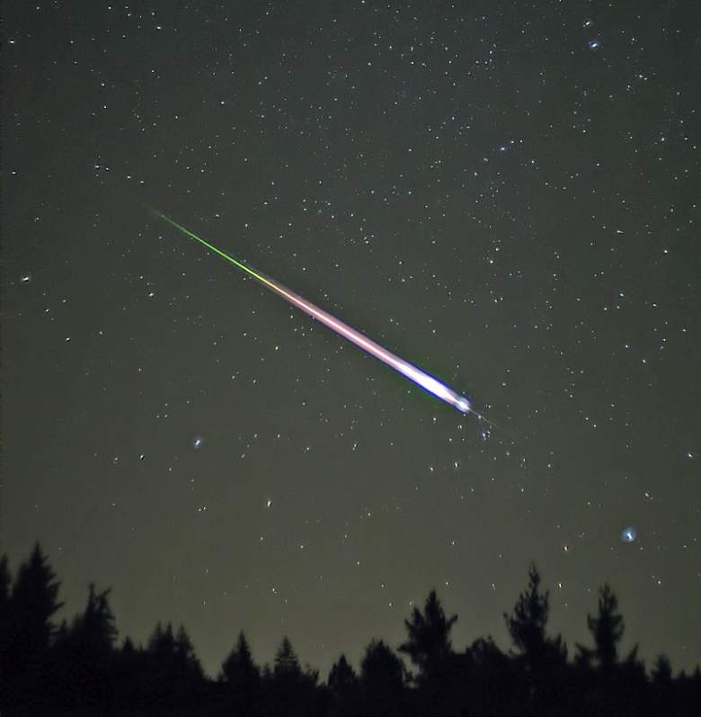 En la  foto de 2009 se ve un meteorito Leonidas, el resplandor y el despertar como componentes distintos. Crédito:  La Nasa