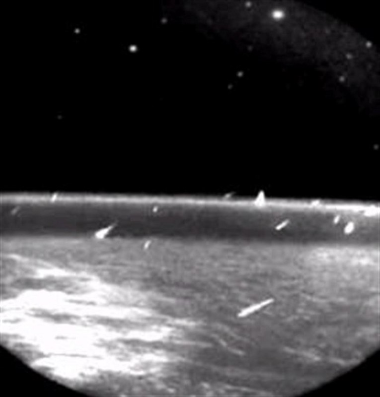 Crédito de la imagen: NASA / dominio público, de la lluvia de meteoros Leonid (1997) vista desde el espacio.
