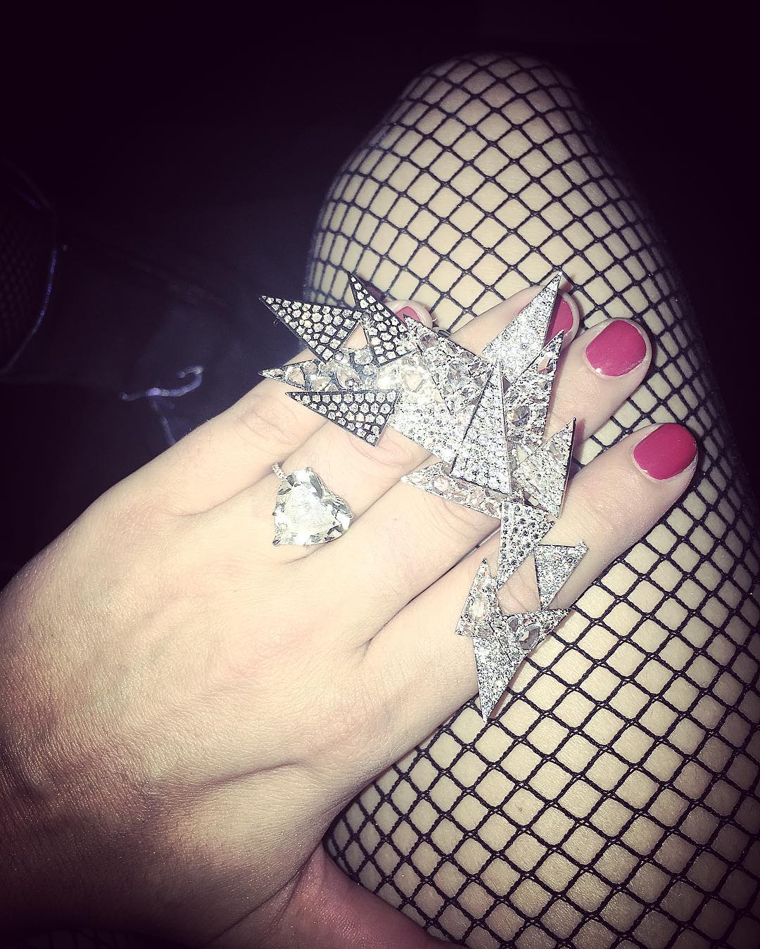 El anillo de compromiso que lució Lady Gaga por más de un año. (Instagram)