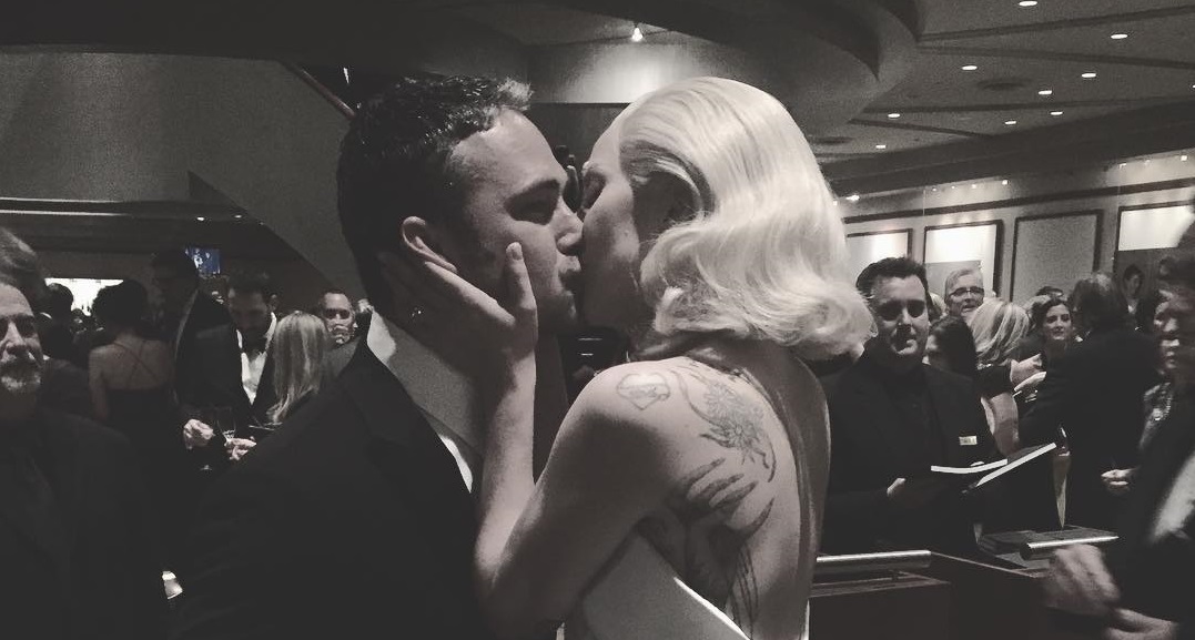 La pareja durante la filmación del video de Lady Gaga "You & I". (Instagram)
