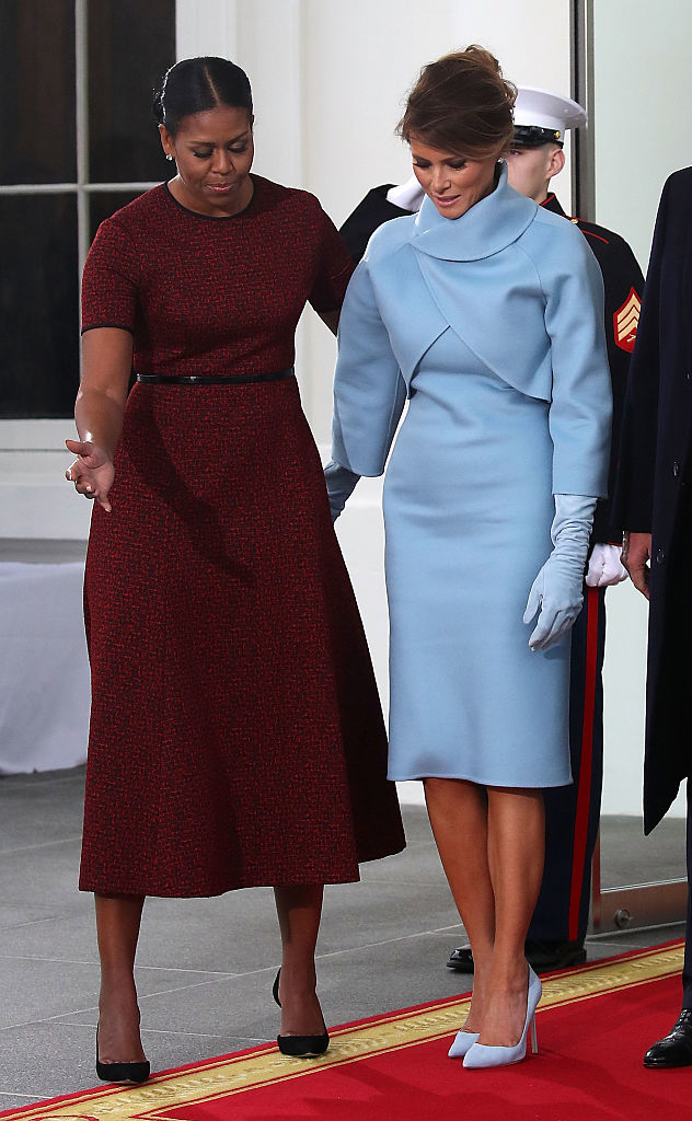 La primera dama saliente Michelle Obama recibe a Melania Trump cuando llega a la Casa Blanca. (Foto by Mark Wilson/Getty Images)