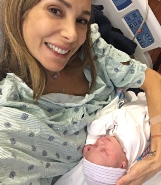 La bella y orgullosa mamá con su bebé en brazos. (Instagram)