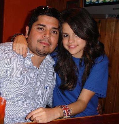 Ricardo Joel Gómez junto a su hija Selena. (Ricardo Joel Gomez/Facebook)