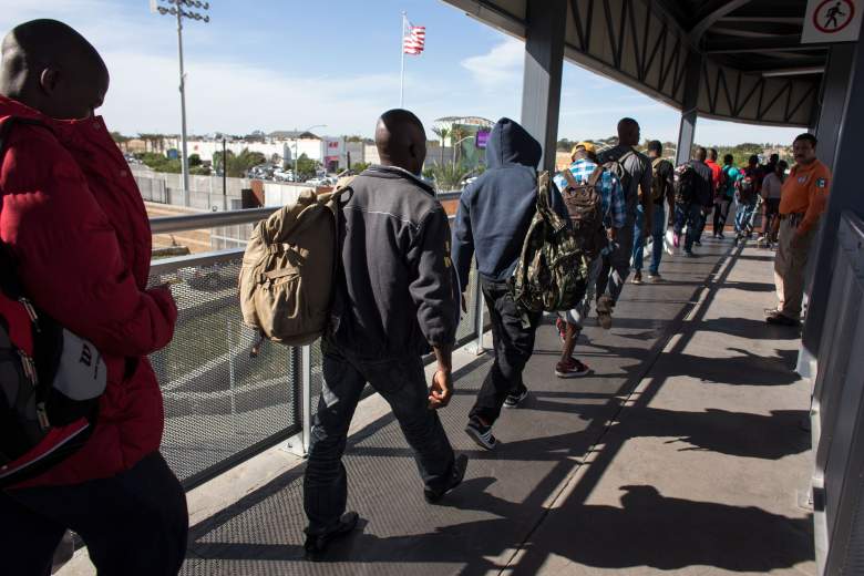 Inmigrantes haitianos cruzando El Chaparral que se encuentra en la frontera en Tijuana. (Getty)