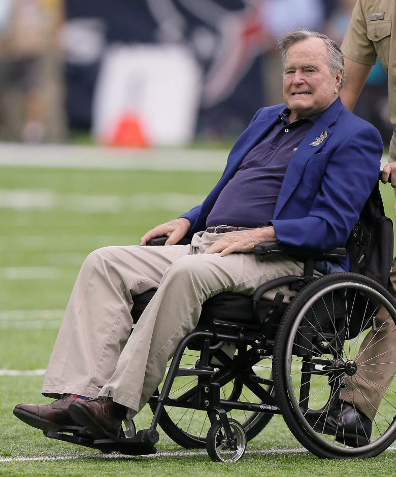 El Presidente George H.W. Bush lanzó la moneda en el cara a cara entre Detroit Lions y los Houston Texans en el NRG Stadium el 30 de octubre de 2016 en Houston, Texas. (Getty)