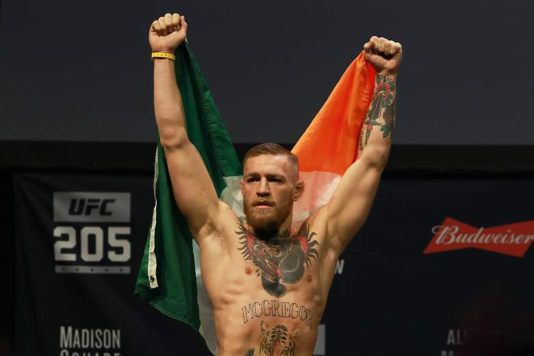 La estrella mas grande de MMA, Conor McGregor, según los informes, se ha comprometido a una súper pelea contra la estrella del boxeo Floyd Mayweather. (Getty)