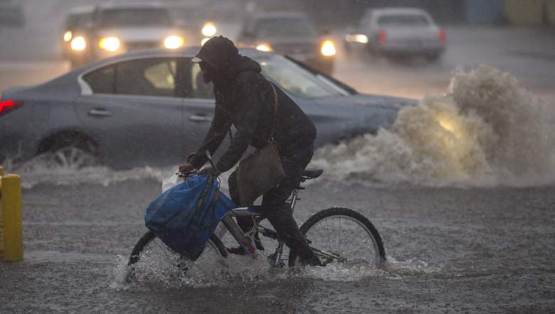 Un ciclista trata de movilizarse en medio de la tormenta en el Sur de California, el 17 de febrero de 2017. (Getty)