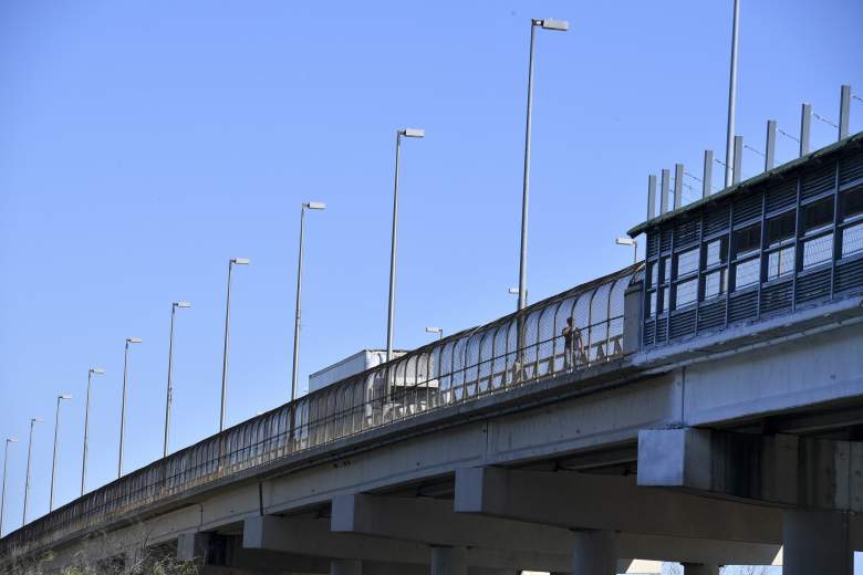 En la foto se ve a un caminando en el puente de la ciudad de Acuna, en la frontera de Estados Unidos y México. (Getty)