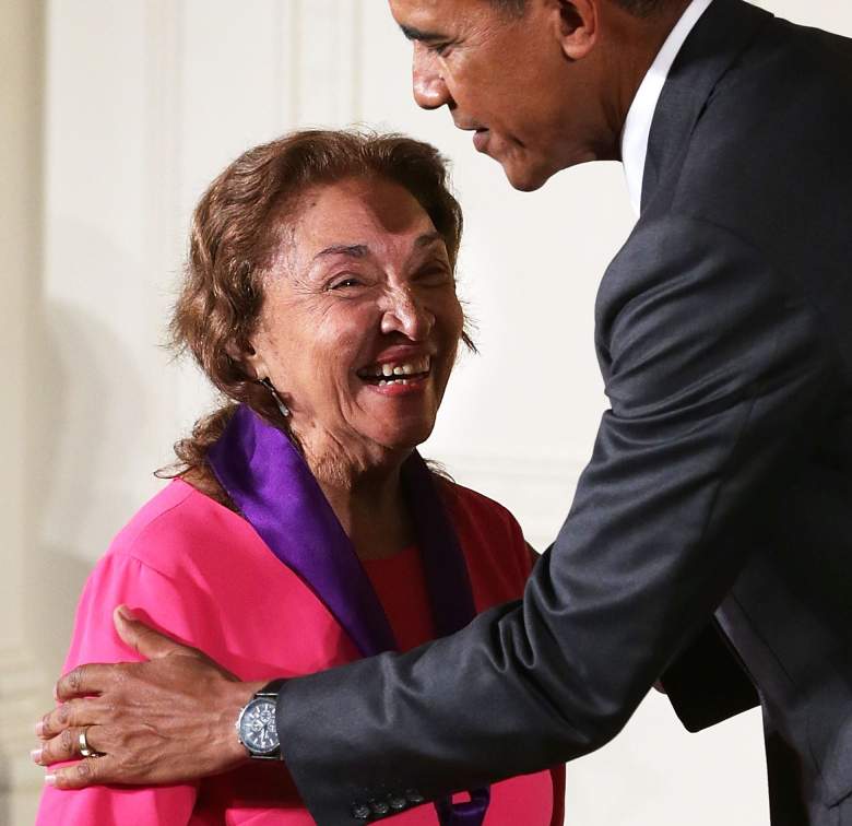 El presidente Barack Obama presenta la Medalla Nacional de Arte de 2014 a Miriam Colón por sus contribuciones como actriz. (Getty)