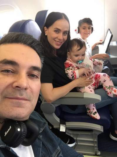 Mauricio Islas con su esposa Paloma Quezada y sus hijos, Emiliano y Frida. 