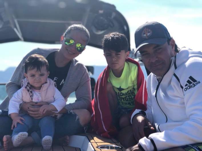 Mauricio Islas con su esposa Paloma Quezada y sus hijos, Emiliano y Frida.