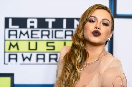 Trío de Chiquis Rivera y Esteban Loaiza ‘es mentira’, asegura Mhoni Vidente