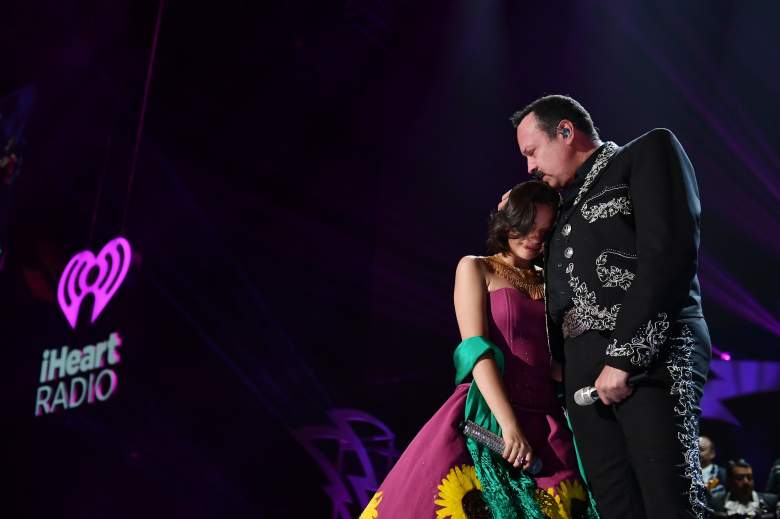Angela Aguilar y su padre Pepe Aguilar en el iHeartRadio Fiesta Latina 2017