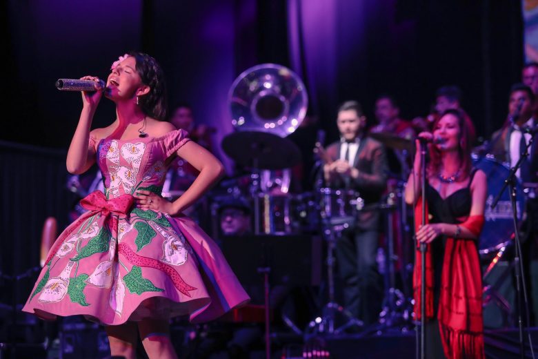 Pepe Aguilar y su familia : Las fotos que tienes que ver, Aguilar y su familia Show de Jaripeo Sin Fronteras, hijos, hijas, esposa