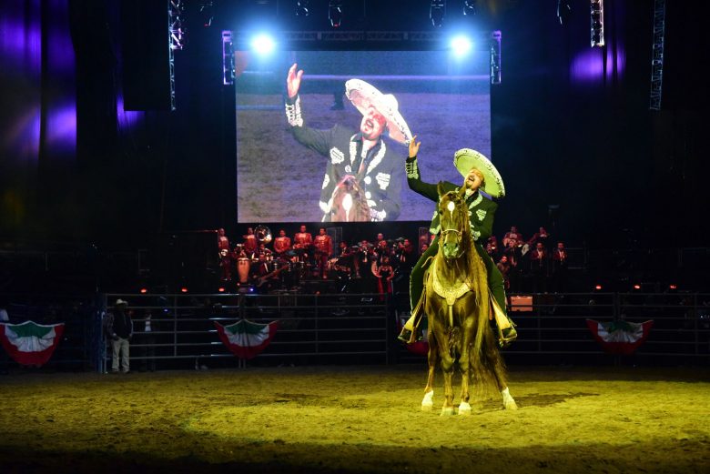 Pepe Aguilar y su familia : Las fotos que tienes que ver, Aguilar y su familia Show de Jaripeo Sin Fronteras, hijos, hijas, esposa